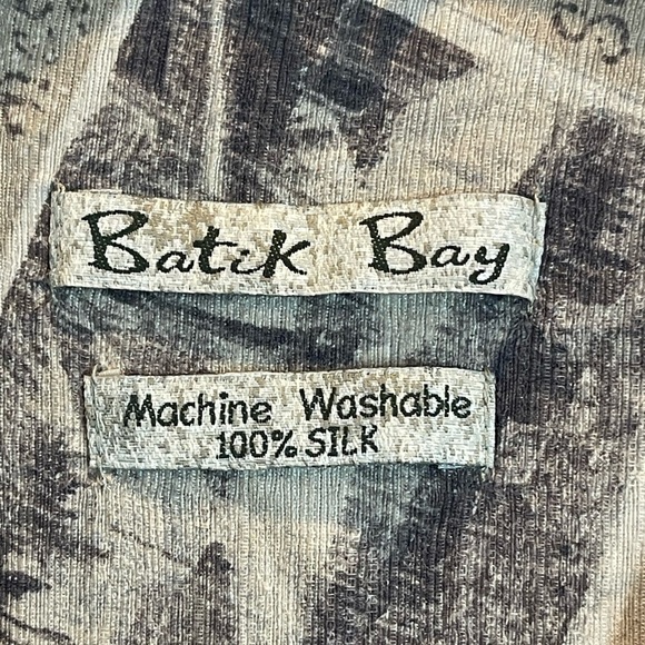 Batik Bay 100% Silk Short Sleeve Button Down Size Medium - Picture 3 of 8